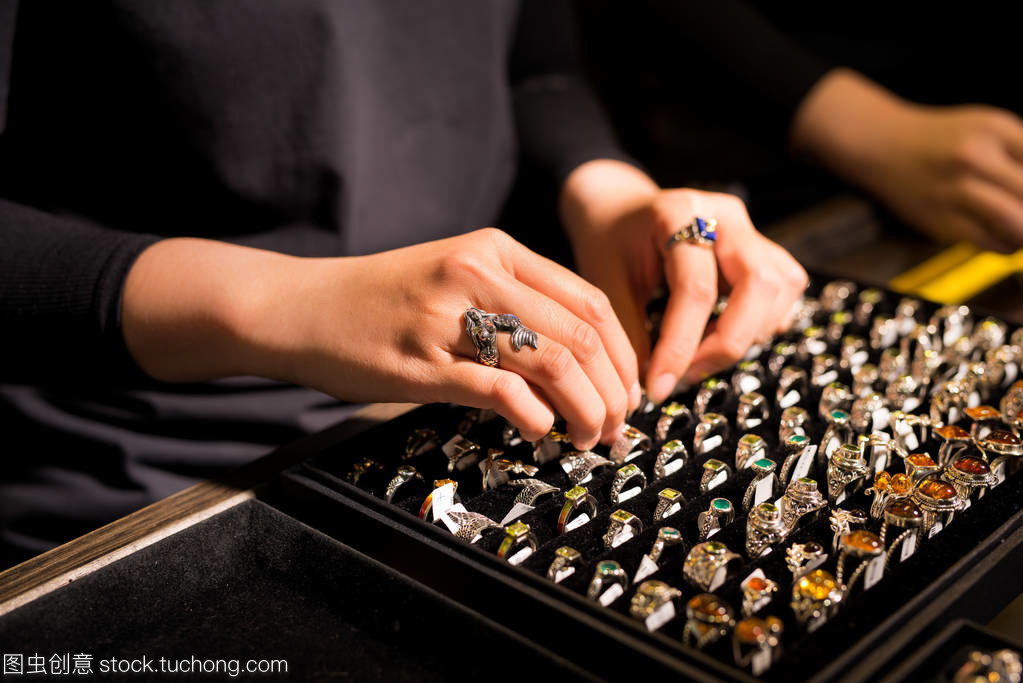 光影交织的艺术 带环珠宝首饰店零售陈列柜的陈列美学